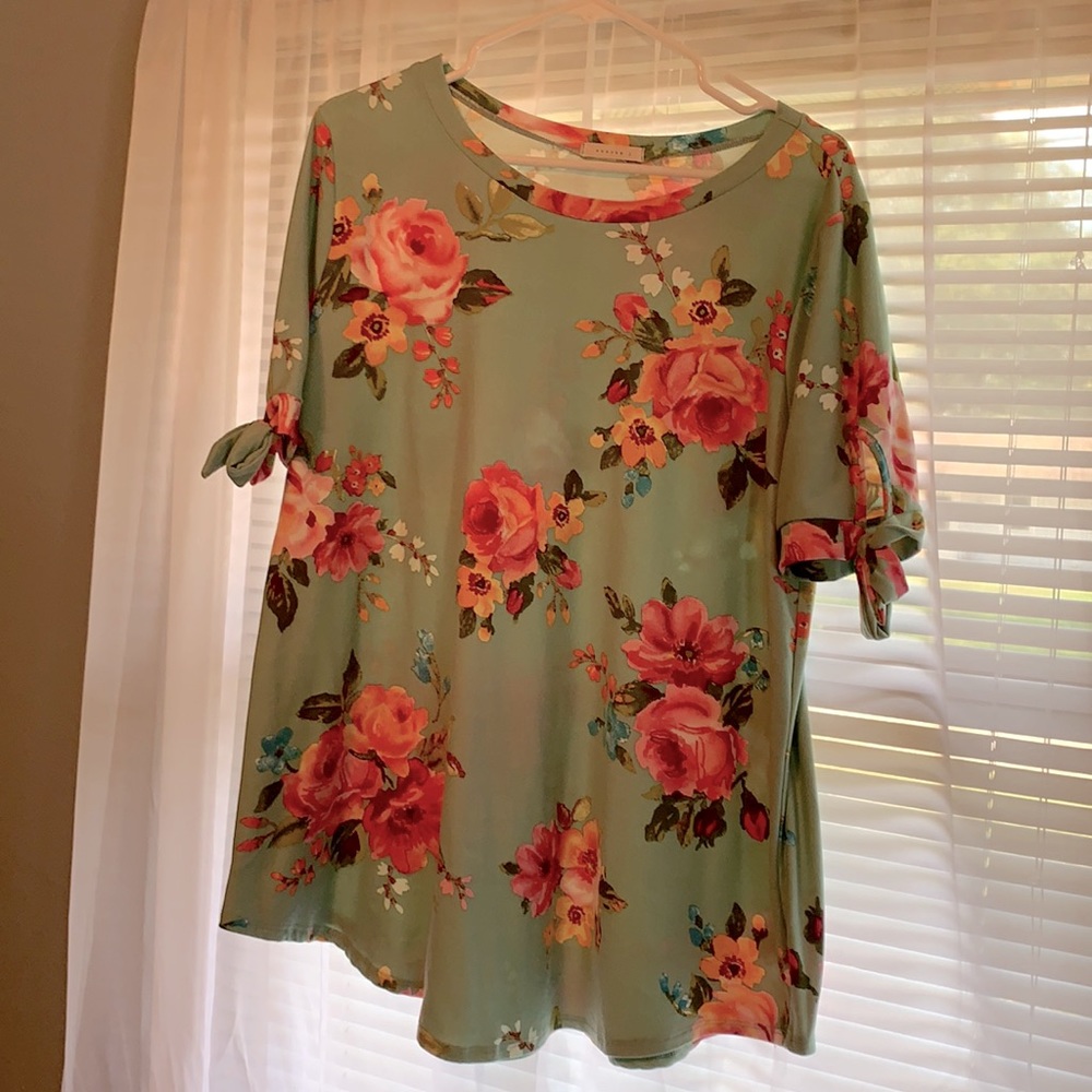 Mint green/ floral short sleeve top